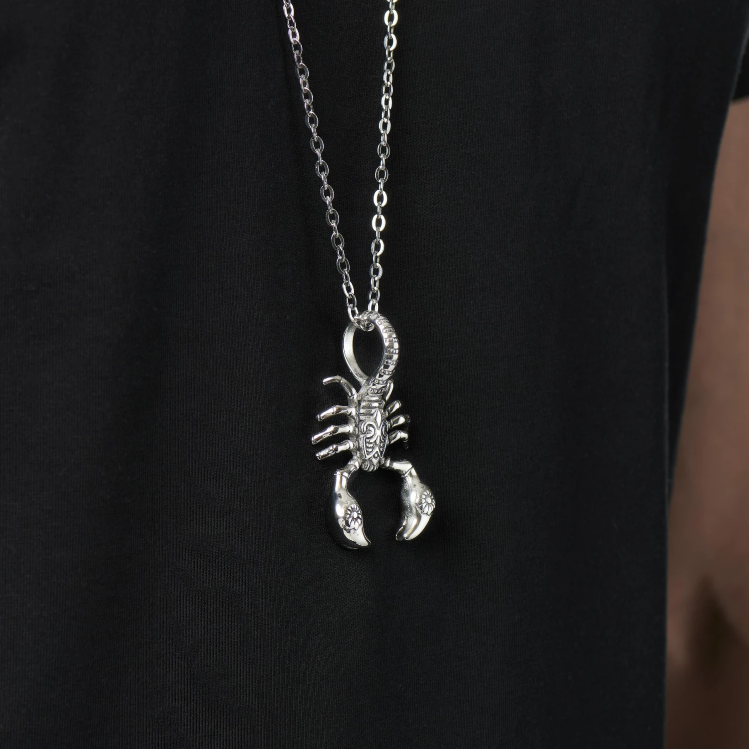 Fort Tempus Silver-Tone Stainless Steel Scorpion Cable Chain Necklace 5 Fort Tempus Silver-Tone Stainless Steel Scorpion Cable Chain Necklace - Image 3